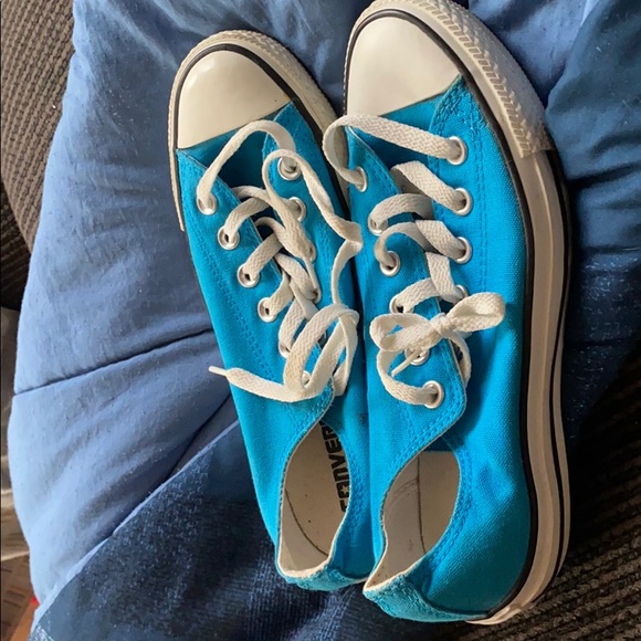 Women’s blue low top converse - Picture 2 of 3